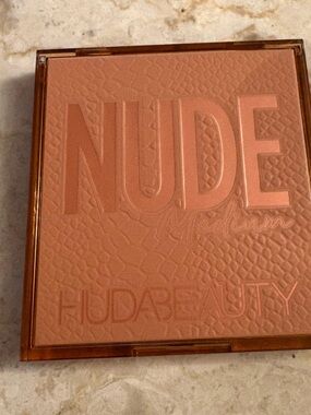 Huda beauty medium nude palette